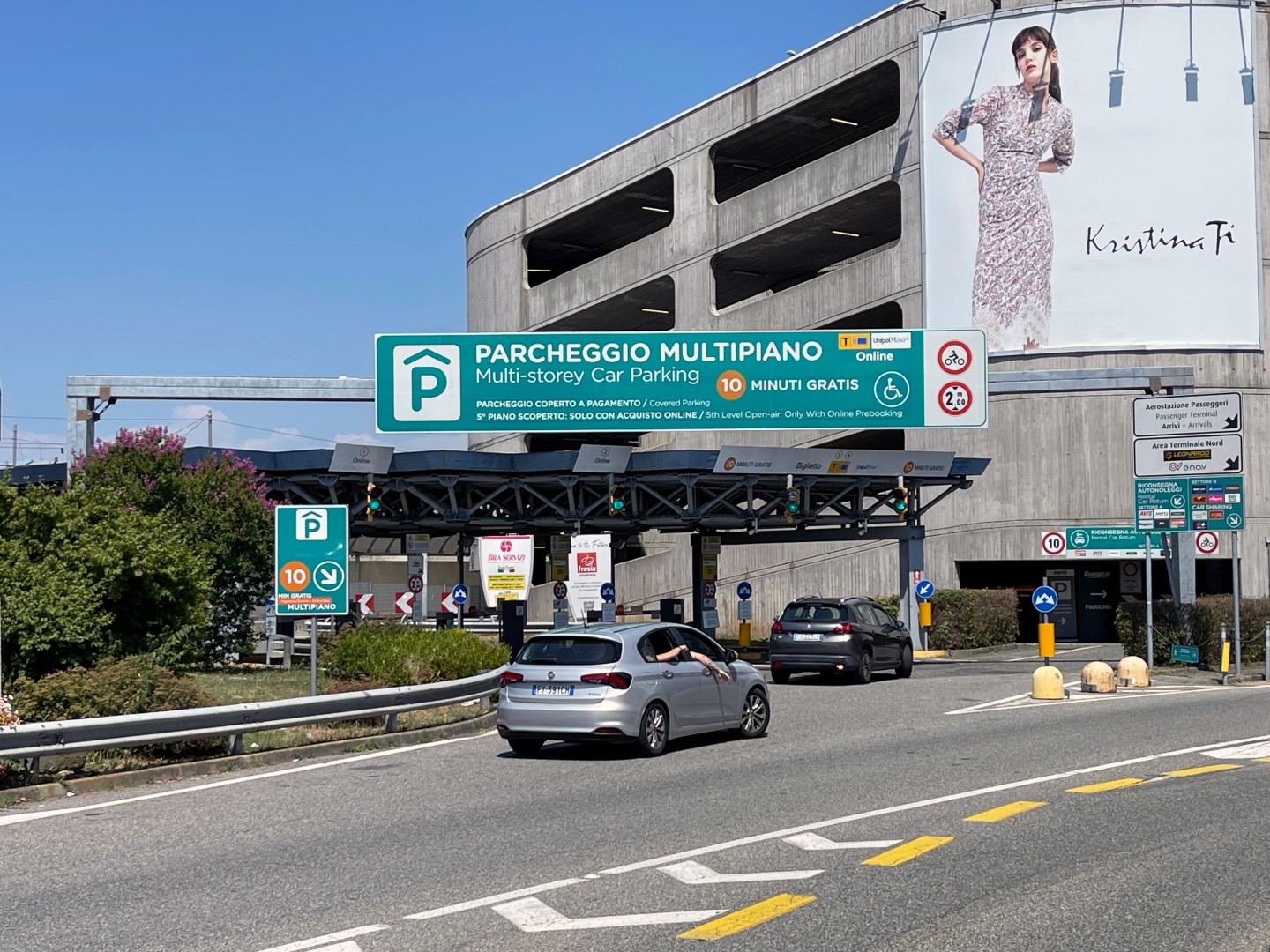 Ingresso del Parcheggio Coperto Multipiano situato di fronte al terminal dell'Aeroporto di Torino Caselle