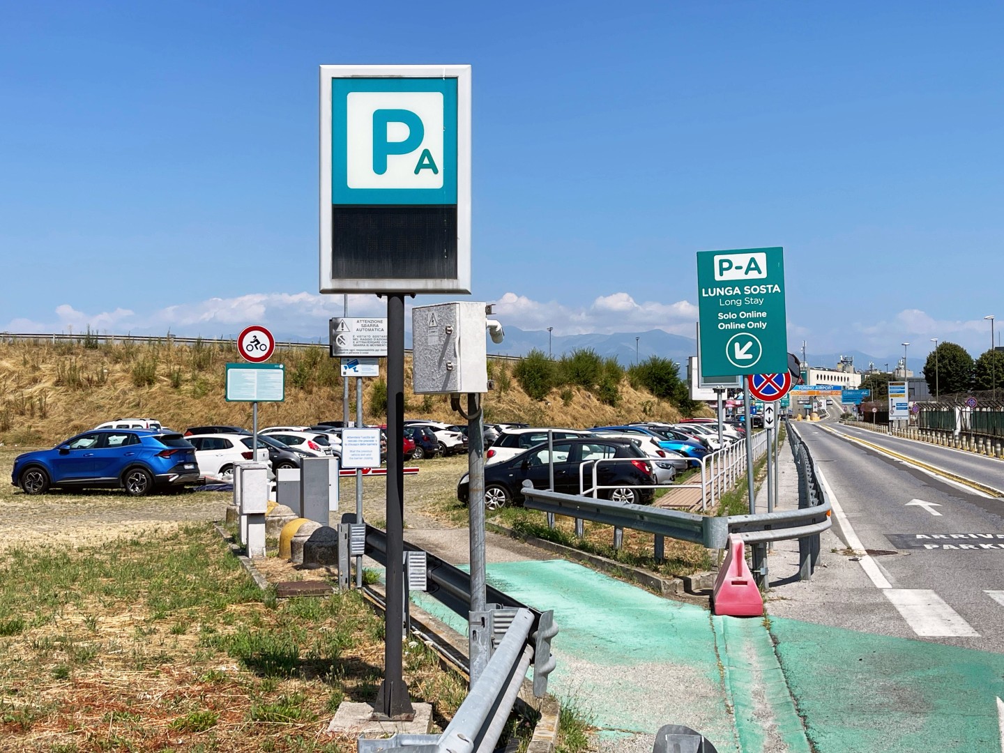 Piazzale del Parcheggio Ufficiale P-A Lunga Sosta all'Aeroporto di Torino Caselle